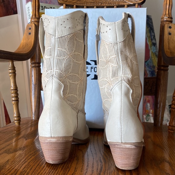 Made in Italy Cowgirl Ankle Boots Leather Upper Lining Perforated Design - 6.5 - Picture 3 of 13